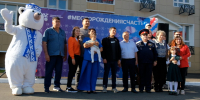 Губернатор Дмитрий Артюхов вручил жителям ключи от новых квартир - Муравленко 24